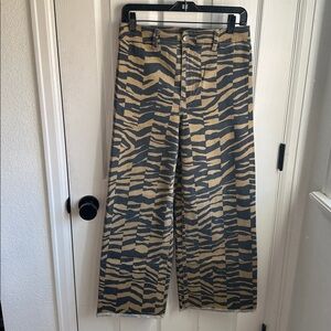 Billabong Black/Tan Zebra Patterned Pants Size 28